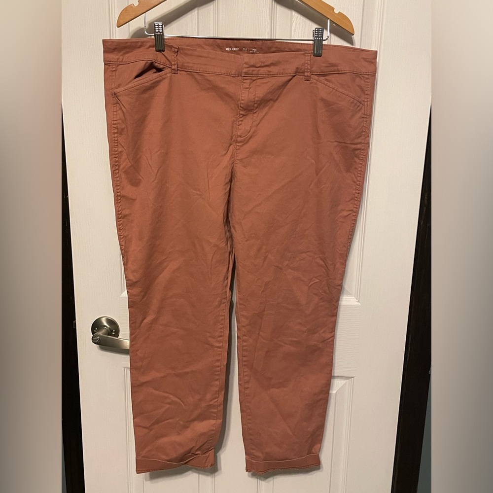 Gap mid rise pixie pants.